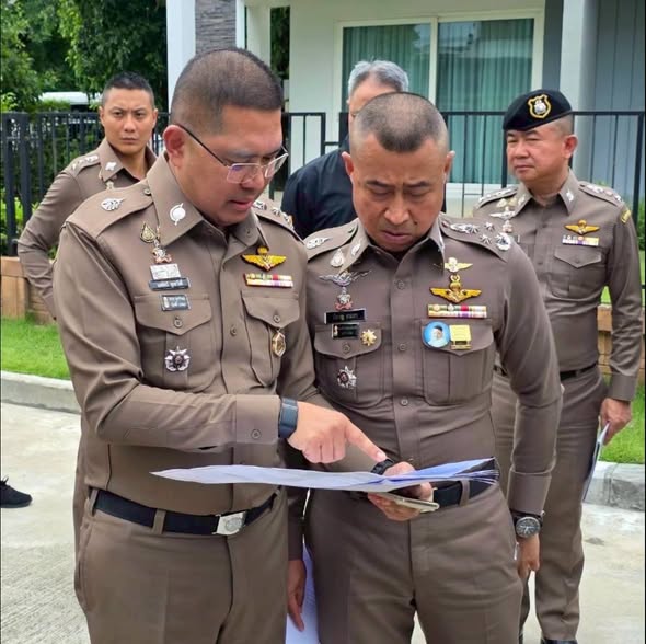 พล.ต.อ. สำราญ นวลมา (ซ้าย) และ พล.ท.ท. นพสินธิ์ พูลสวัสดิ์ เข้าร่วมปฏิบัติการจับกุมหลังจากการสืบสวนยาวนานในคดีปลอมแปลงทะเบียนเกิด (ภาพ: สำนักงานตำรวจแห่งชาติ)