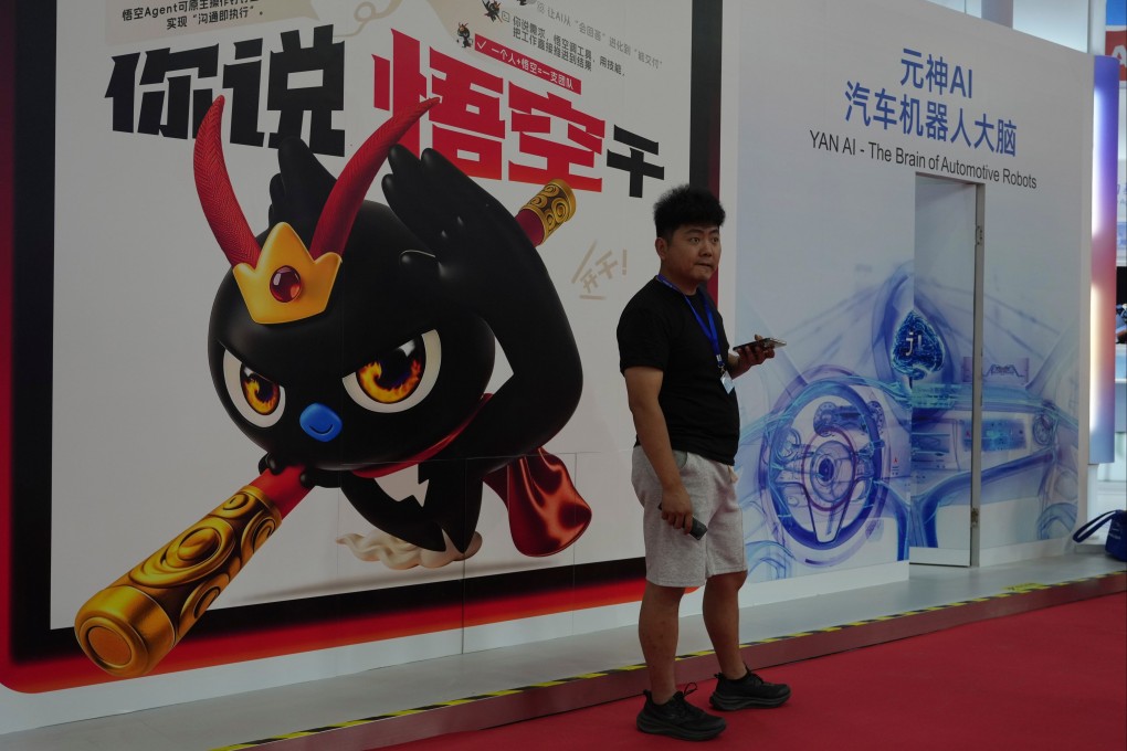 ชายคนหนึ่งยืนอยู่ใกล้โปสเตอร์ประชาสัมพันธ์ Wukong AI ของ Alibaba ที่งาน China International Supply Chain Expo ในกรุงปักกิ่ง เมื่อวันที่ 22 มิถุนายน
