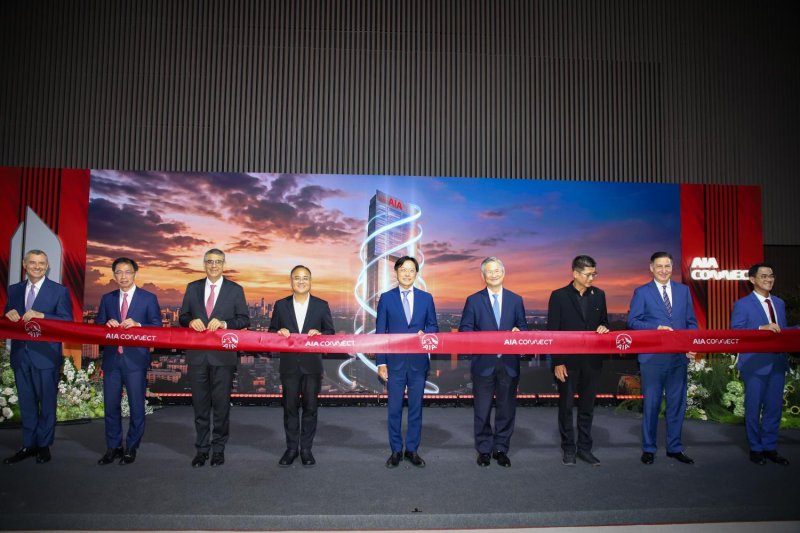 ลี หยวน เซียง ประธานเจ้าหน้าที่บริหารกลุ่มและกรรมการผู้จัดการใหญ่ AIA Group (กลาง), นิกกิล แอดวานี ประธานเจ้าหน้าที่บริหาร AIA ประเทศไทย (ที่ 3 จากซ้าย) และ ชาติศิริ โสภณพานิช กรรมการผู้จัดการใหญ่ ธนาคารกรุงเทพ (ที่ 4 จากขวา) ร่วมกับคณะผู้บริหารและแขกผู้มีเกียรติในพิธีเปิด AIA Connect (ภาพ: วรุฒ หิรัณยเทพ)