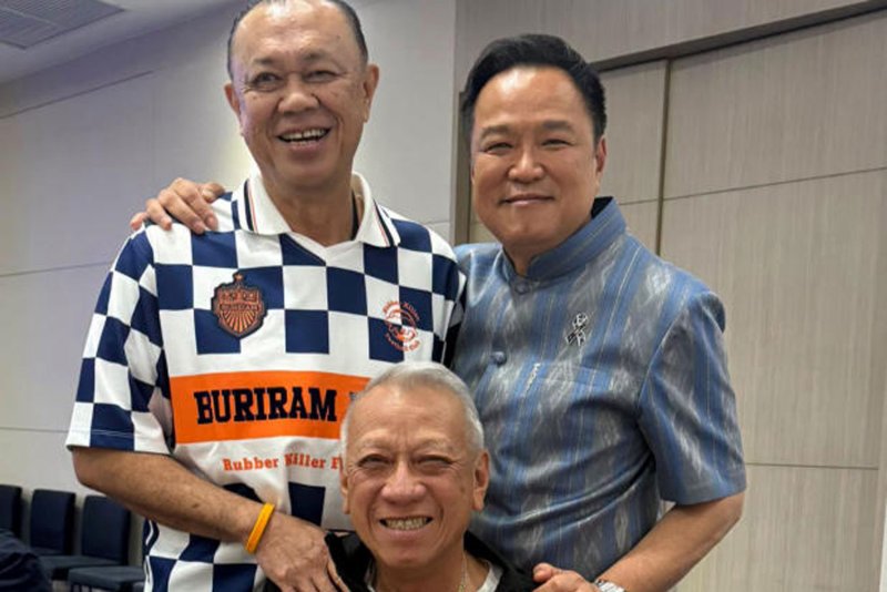สามเกลอ: นายอนุทิน ชาญวีรกูล นายกรัฐมนตรีและหัวหน้าพรรคภูมิใจไทย ถ่ายภาพร่วมกับนายเนวิน ชิดชอบ ประธานสโมสรฟุตบอลบุรีรัมย์ ยูไนเต็ด และนายพิพัฒน์ รัชกิจประการ รองนายกรัฐมนตรี (ภาพ: เฟซบุ๊กอนุทิน ชาญวีรกูล)
