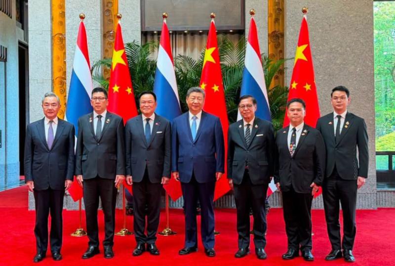นายกรัฐมนตรีไทย อนุทิน ชาญวีรกูล (ที่สามจากซ้าย) และคณะรัฐมนตรี ร่วมถ่ายภาพกับประธานาธิบดีจีน สี จิ้นผิง (กลาง) และรัฐมนตรีต่างประเทศจีน หวัง อี้ (ซ้าย) ก่อนพิธีเปิดการประชุม World Artificial Intelligence Conference 2026 ที่ Shanghai World Reception Hall ประเทศเซี่ยงไฮ้ เมื่อวันศุกร์ (ภาพ: เฟซบุ๊ก อนุทิน ชาญวีรกูล)
