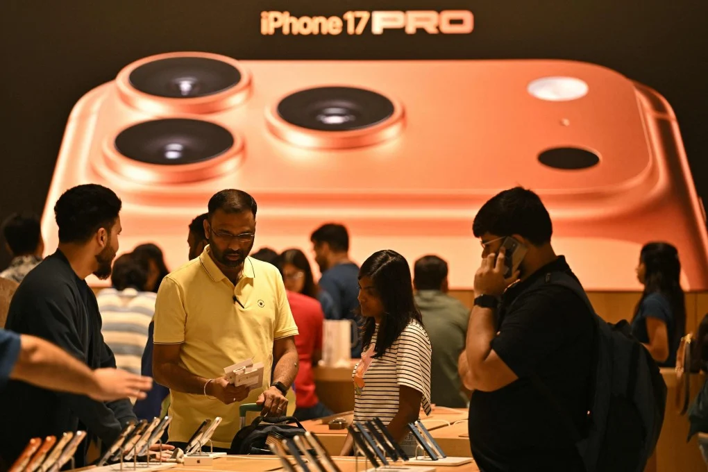 ลูกค้าเลือกซื้อ iPhone 17 รุ่นใหม่ที่ Apple Hebbal ในเบงคลูรู วันที่ 19 กันยายน 2025