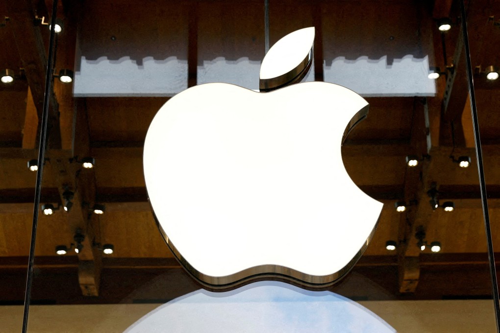 โลโก้ Apple ถูกพบที่ร้านค้าแห่งหนึ่งในกรุงปารีส ประเทศฝรั่งเศส เมื่อเดือนเมษายน 2025