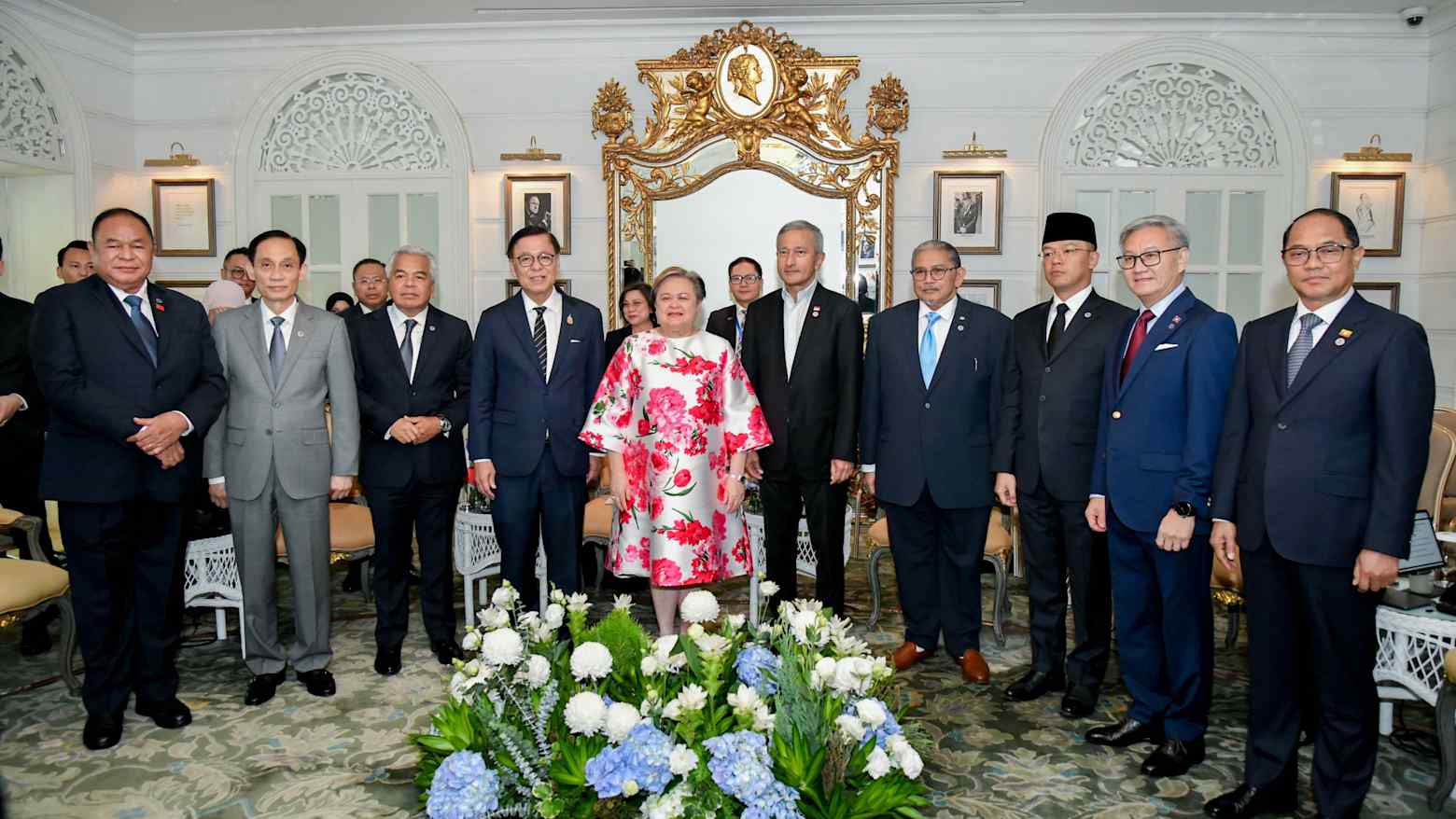 รัฐมนตรีต่างประเทศอาเซียนถ่ายภาพร่วมกันระหว่างการประชุมอย่างไม่เป็นทางการที่กรุงเทพฯ เมื่อวันที่ 12 กรกฎาคม การประชุมประจำปีของรัฐมนตรีจะจัดขึ้นที่กรุงมะนิลาในสัปดาห์นี้