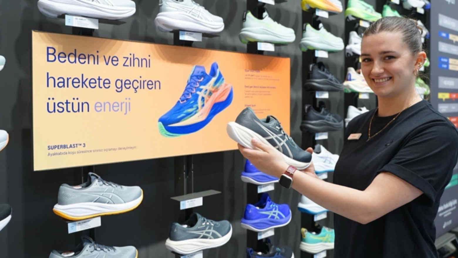 พนักงานในร้าน ASICS ที่นครอิสตันบูล