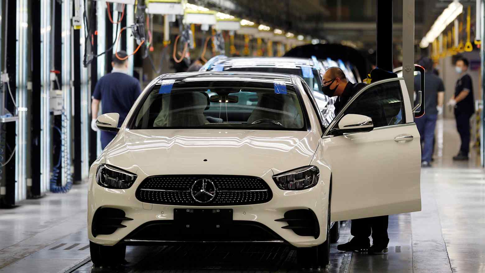 พนักงานกำลังทำงานที่โรงงานของ Beijing Benz Automotive Co. (BBAC) ซึ่งเป็นกิจการร่วมค้าระหว่าง BAIC Motor และ Mercedes-Benz ในเมืองหลวงของจีนเมื่อปี 2022