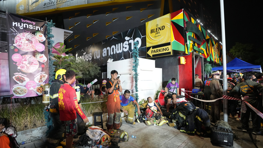 เจ้าหน้าที่ฉุกเฉินบนทางเท้าบริเวณด้านนอกสถานบันเทิง