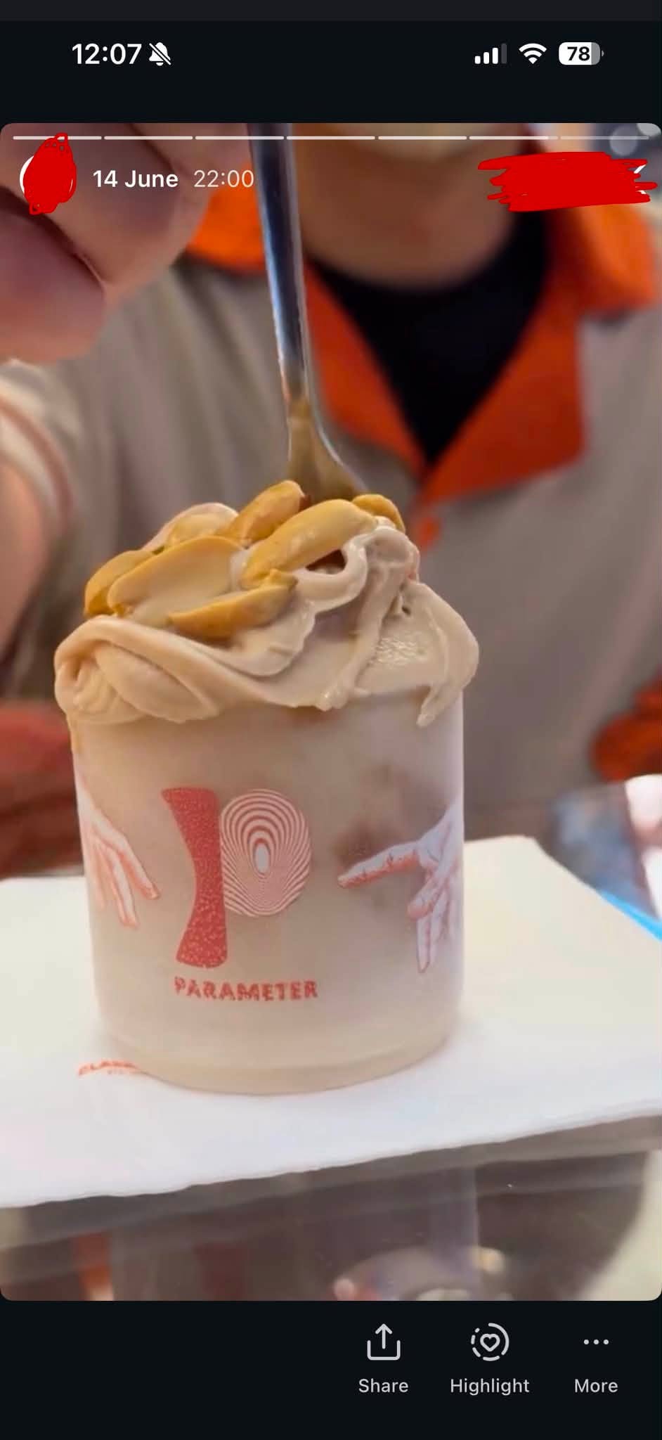 ลูกค้าได้ซื้อเจลาโต รสถั่วจากร้าน PARAMETER: Classic Refined Gelato เมื่อวันที่ 14 มิถุนายน (ภาพ: Palmmy Thaniya)