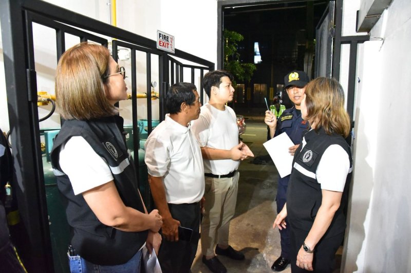 เจ้าหน้าที่เทศกิจกำลังพูดคุยกับผู้ประกอบการสถานบันเทิงระหว่างการตรวจสอบพื้นที่ทองหล่อและเอกมัยในกรุงเทพฯ เมื่อวันที่ 19 กรกฎาคม (จากเพจเฟซบุ๊กกรุงเทพมหานคร)