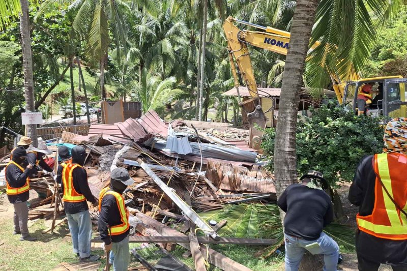 คนงานเริ่มรื้อถอนบังกะโลผิดกฎหมายที่รุกล้ำหาดนุ้ยในจังหวัดภูเก็ต เมื่อวันจันทร์ที่ผ่านมา (ภาพ: อาจฉัตรธยา ชื่นนิรันดร์)