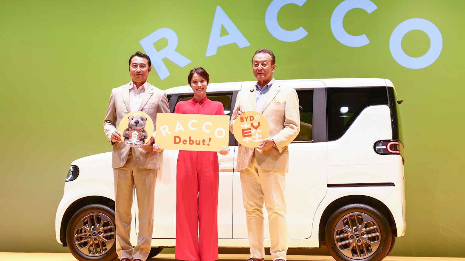 ผู้บริหาร BYD เปิดตัวรถยนต์ไฟฟ้า Racco kei minicar ในโตเกียวเมื่อวันที่ 28 กรกฎาคม โดยนาย Liu Xueliang รองประธานและประธาน BYD ญี่ปุ่น ยืนอยู่ทางซ้าย และนาย Atsuki Tofukuji ประธาน BYD Auto Japan ยืนอยู่ทางขวา