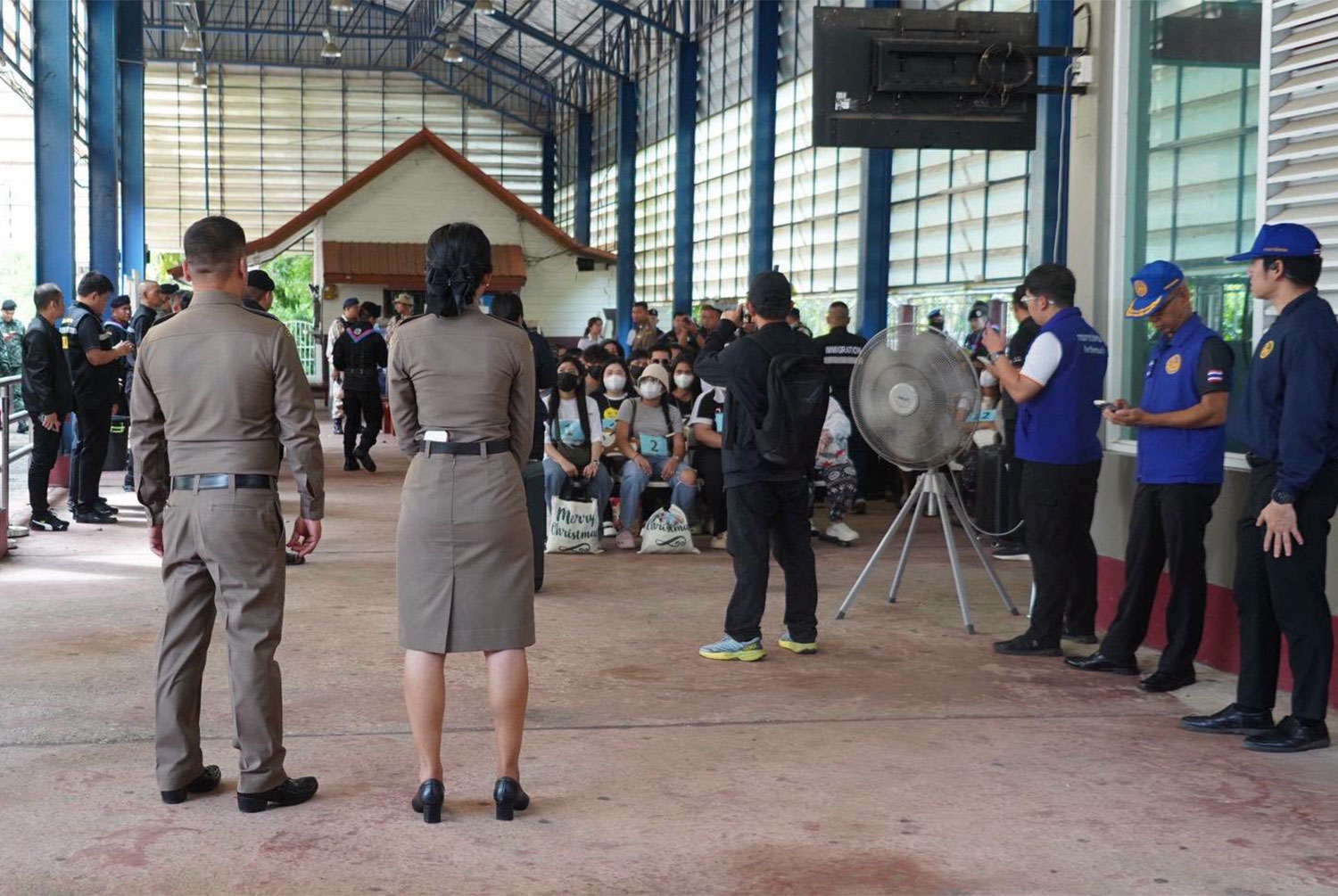 ผู้กลับจากกัมพูชาทั้ง 179 คนรอการตรวจคัดกรองอย่างเข้มงวดที่ด่านตรวจคนเข้าเมืองสระแก้ว โดยเจ้าหน้าที่ตรวจสอบประวัติและเอกสารการจ้างงาน (ภาพ: สำนักงานประชาสัมพันธ์จังหวัดสระแก้ว)