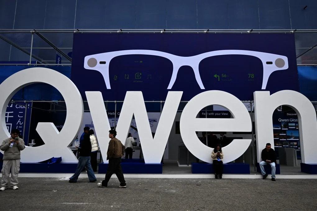 ผู้คนเดินผ่านบูธของ Qwen ในงาน Mobile World Congress ปี 2026 ที่บาร์เซโลนา ประเทศสเปน เมื่อวันที่ 2 มีนาคม โมเดล Open-weight ของจีนคิดเป็น 41 เปอร์เซ็นต์ของการดาวน์โหลดบน Hugging Face ในปีจนถึงเดือนกุมภาพันธ์ 2026 เทียบกับ 36.5 เปอร์เซ็นต์สำหรับโมเดลของอเมริกา ภาพถ่าย: ซินหัว