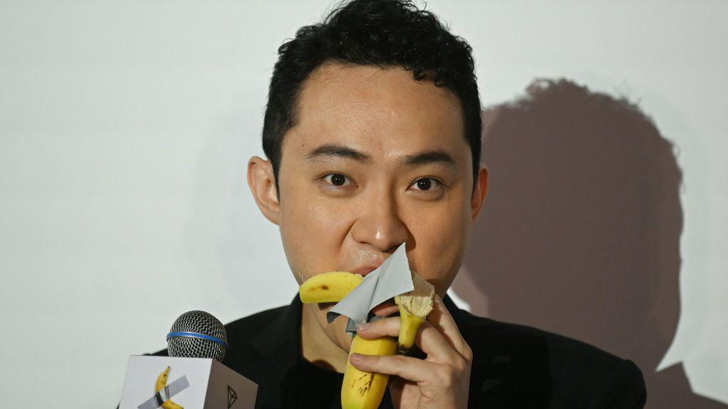 จัสติน ซัน กำลังกินกล้วย