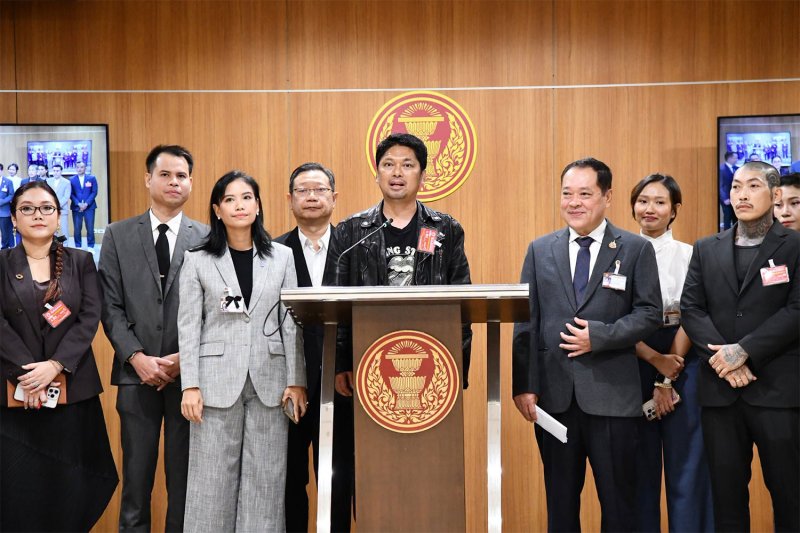 ร็อกเกอร์ เสกสรรค์ สุขพิมาย หรือ เสก โลโซ ที่อยู่ตรงกลาง เป็นหนึ่งในอดีตผู้ต้องขัง 4 คนที่ได้รับเชิญเมื่อวันอังคารให้ไปให้การต่อคณะกรรมาธิการสภาผู้แทนราษฎรด้านการปฏิรูปเรือนจำ เพื่อแบ่งปันประสบการณ์และให้ข้อเสนอแนะ (ภาพ: รัฐสภา)