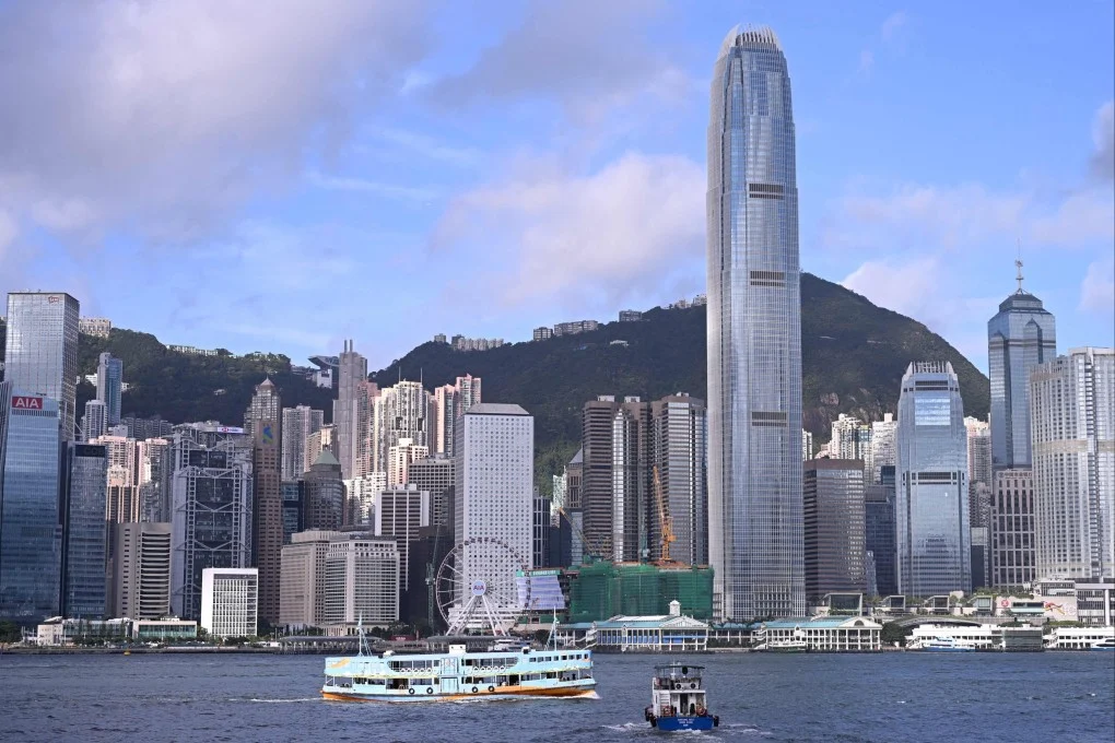 เรือ Star Ferry แล่นผ่านเส้นขอบฟ้าของเขต Central ในอ่าววิคตอเรีย เมื่อวันที่ 1 กรกฎาคม ภาพ: AFP