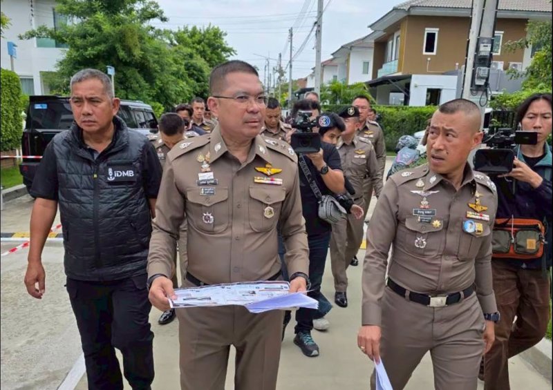 พล.ต.อ. สำราญ นวลมา (ขวา) รองผู้บัญชาการตำรวจแห่งชาติ และ พล.ต.ท. นพสินธุ์ พูลสวัสดิ์ ผู้ช่วยผู้บัญชาการตำรวจแห่งชาติ เข้าร่วมการขยายผลการสอบสวนการใช้แผน “พ่อปลอม” เพื่อให้เด็กต่างชาติ ซึ่งส่วนใหญ่เป็นชาวจีน ได้สัญชาติไทย (ภาพ: สำนักงานตำรวจแห่งชาติ)