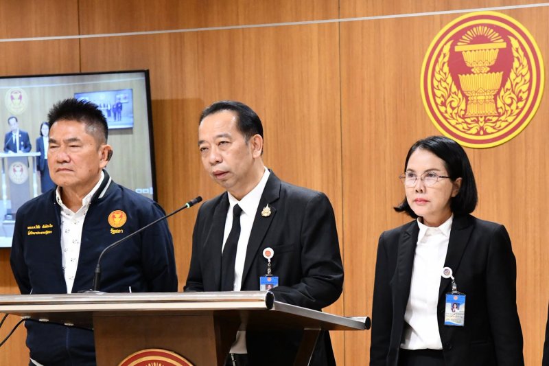 สิโรจน์ แพทย์กุล เลขาธิการสภาผู้แทนราษฎร แถลงชี้แจงการจัดสรรงบประมาณสำหรับรถยนต์ราชการระหว่างการบรรยายสรุปต่อสื่อมวลชนเมื่อวันศุกร์ (ภาพ: รัฐสภา)