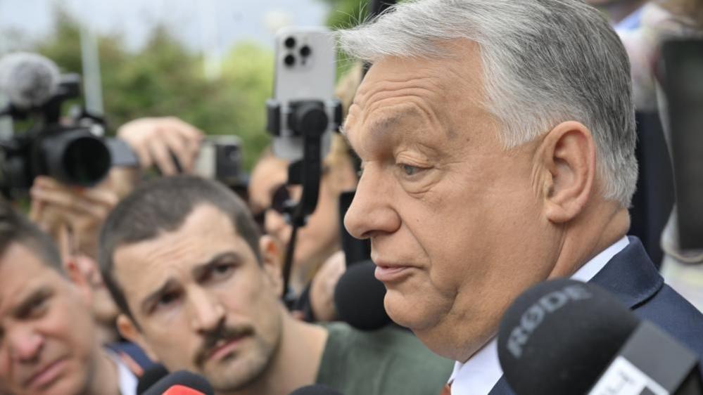 อดีตนายกรัฐมนตรีฮังการี Viktor Orbán พูดคุยกับผู้สื่อข่าวในกรุงบูดาเปสต์ ภาพ: 13 มิถุนายน 2026