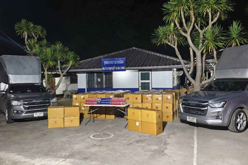 กล่องบุหรี่ 0t;สำหรับส่งออกเท่านั้น0t; และรถกระบะสองคันที่บรรทุกบุหรี่ในอำเภอไทรโยค จังหวัดกาญจนบุรี เมื่อคืนวันเสาร์ (ภาพ: ปิยราช ชงเจริญ)