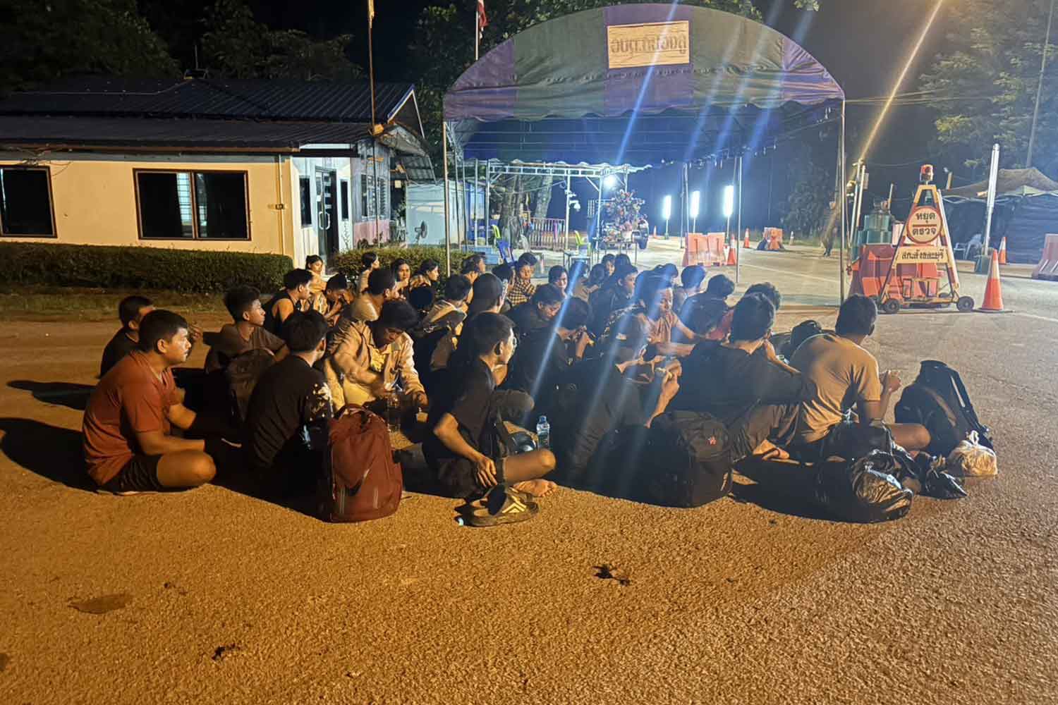 แรงงานชาวเมียนมาผิดกฎหมายรวมตัวกันที่อำเภอสังขละบุรีเมื่อวันอาทิตย์ (ภาพ: ปิยราช ชงเจริญ)