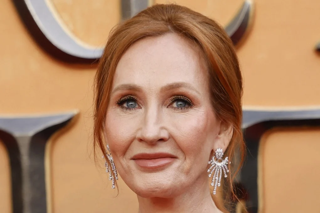 J.K. Rowling โพสท่าบนพรมแดงในงานเปิดตัว “Fantastic Beasts: The Secrets of Dumbledore” ที่ลอนดอนเมื่อวันที่ 29 มีนาคม 2022 ภาพ: AFP