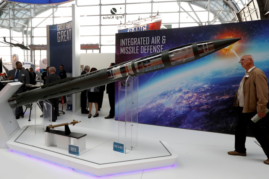 ชายคนหนึ่งกำลังดูแบบจำลอง PAC-3 MSE ของ Lockheed Martin ในงานแสดงอาวุธนานาชาติที่เมืองคีลเซอ โปแลนด์ เมื่อเดือนกันยายน 2017