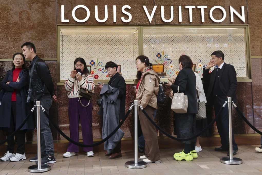 ลูกค้าต่อคิวรอเข้าร้านหลุยส์ วิตตอง ในฮ่องกง ภาพ: SCMP