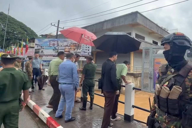 เจ้าหน้าที่ไทยและเมียนมาเฝ้าระวังแม่น้ำสายจากสะพานชายแดนในอำเภอแม่สาย จังหวัดเชียงราย (ภาพ: สำนักงานประชาสัมพันธ์จังหวัดเชียงราย)