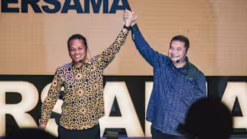อดีตรัฐมนตรีมาเลเซียสองคนลาออกจากพรรครัฐบาล เป็นความท้าทายต่อนายอันวาร์