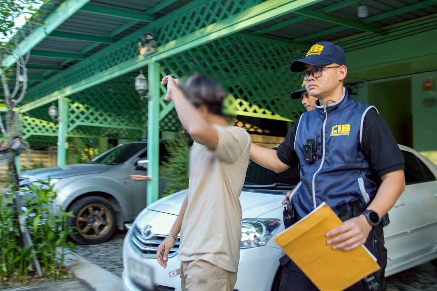 ตำรวจจับกุมนายหน้าระหว่างปฏิบัติการล่อซื้อในจังหวัดชลบุรีเมื่อวันอังคาร (ภาพ: สำนักงานตำรวจแห่งชาติ)