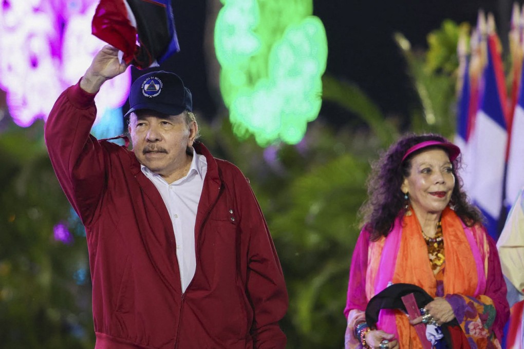 ประธานาธิบดีนิการากัว ดาเนียล ออร์เตกา โบกมือพร้อมภริยาและรองประธานาธิบดี โรซาริโอ มูริลโล