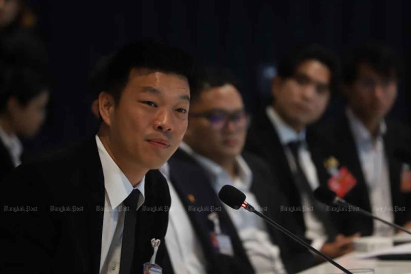 หัวหน้าพรรคประชาชน ณัฐพงษ์ เรืองปัญญาวุฒิ เป็นประธานการประชุมคณะรัฐมนตรีเงาของเขาที่รัฐสภา เมื่อวันที่ 15 มิถุนายน