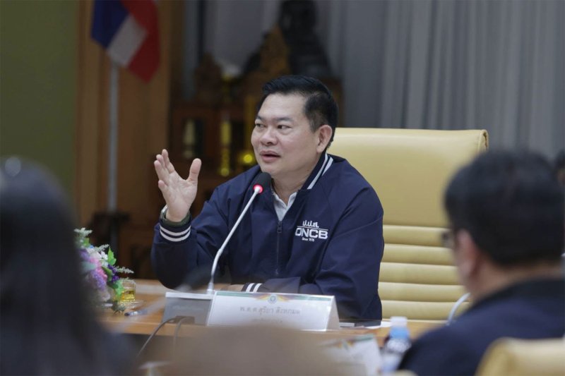 พล.ต.ท. สุริยา สิงหกมล เลขาธิการ ป.ป.ส. พบปะบุคลากรทางการแพทย์ที่โรงพยาบาลเกาะสมุย จังหวัดสุราษฎร์ธานี ซึ่งเขานำคณะสื่อมวลชนเข้าตรวจสอบขั้นตอนการบำบัดรักษาผู้ใช้เฮโรอีนโดยใช้เมทาโดน (ภาพ: ป.ป.ส.)