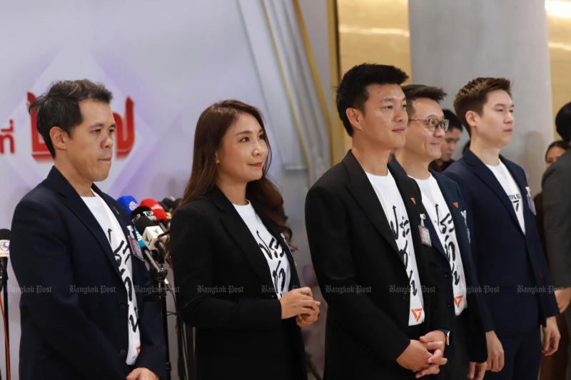 นางสาวศิริกัญญา ตันสกุล รองหัวหน้าพรรคประชาชน (ที่สองจากซ้าย) และบุคคลสำคัญของพรรค เดินทางถึงรัฐสภาเมื่อวันที่ 9 มีนาคม เพื่อขึ้นทะเบียนเป็นสมาชิกสภาผู้แทนราษฎรชุดที่ 27 อย่างเป็นทางการ (ภาพถ่ายจากแฟ้มบางกอกโพสต์)