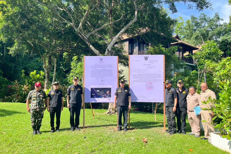 เจ้าหน้าที่ติดตั้งป้ายประกาศการบุกรุกในภูเก็ต ภาพ: กระทรวงทรัพยากรธรรมชาติและสิ่งแวดล้อม