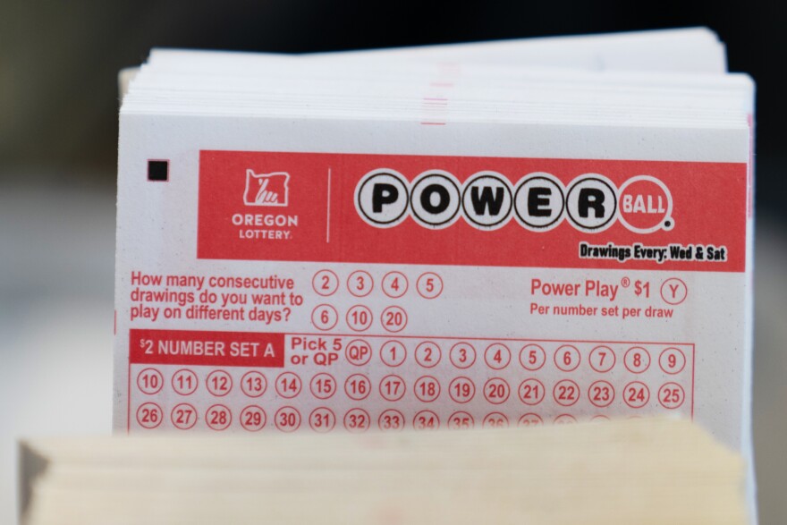 ตั๋วลอตเตอรี่ Powerball วางจำหน่ายที่ร้านสะดวกซื้อ ในเมืองพอร์ตแลนด์ รัฐออริกอน เมื่อวันที่ 22 ธันวาคม 2025