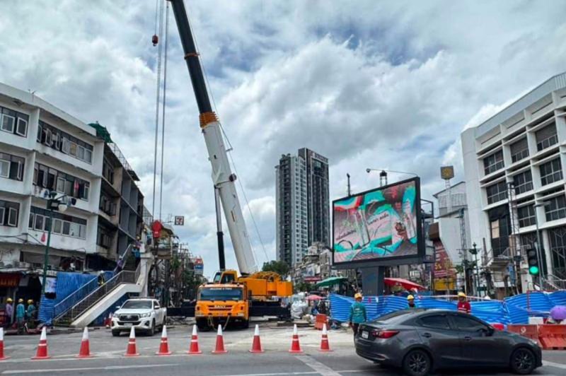 สะพานลอยคนข้ามเหนือพื้นที่ก่อสร้างอุโมงค์รถไฟฟ้าสายสีม่วงใต้ บริเวณสี่แยกวงเวียนใหญ่ถูกรื้อถอนเมื่อวันเสาร์ หลังพบการทรุดตัวบริเวณกึ่งกลางสะพาน (ภาพ: การรถไฟฟ้าขนส่งมวลชนแห่งประเทศไทย)