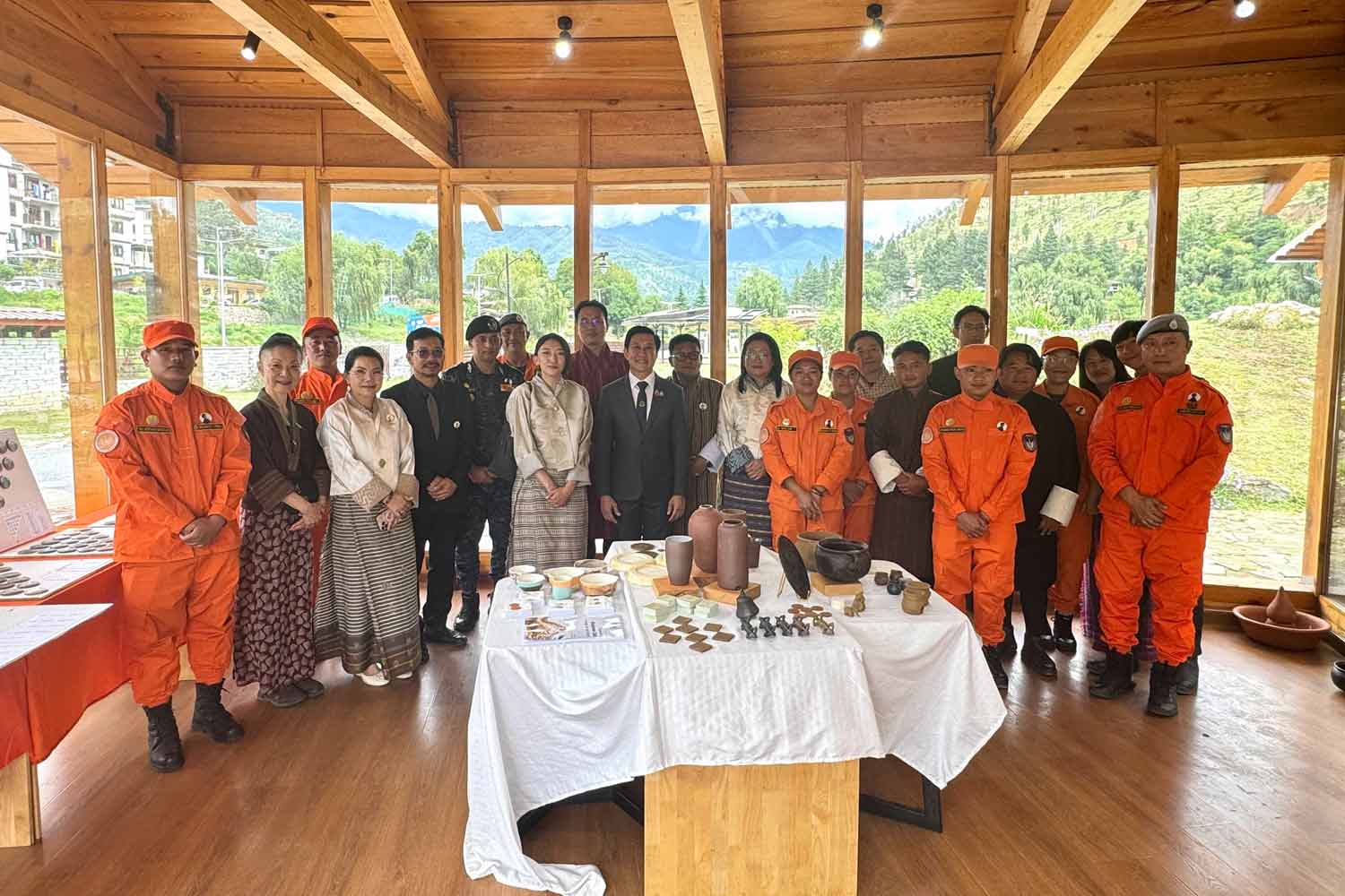 รองศาสตราจารย์ ดร. ประสพชัย ปสุนนท์ รองอธิการบดีฝ่ายวิจัยและวิสาหกิจ มหาวิทยาลัยศิลปากร (กลาง) ถ่ายภาพร่วมกับผู้เข้าร่วมชาวไทยและภูฏานในเวิร์กช็อปเมื่อวันที่ 10 กรกฎาคม (ภาพ: มหาวิทยาลัยศิลปากร)