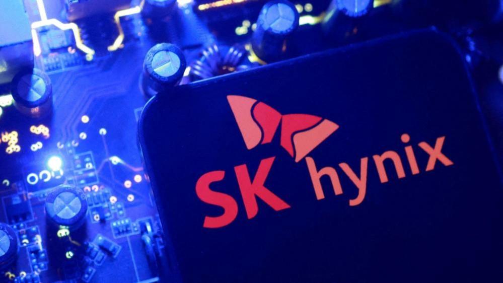 หน้าจอแสดงโลโก้ SK Hynix เหนือเมนบอร์ดคอมพิวเตอร์