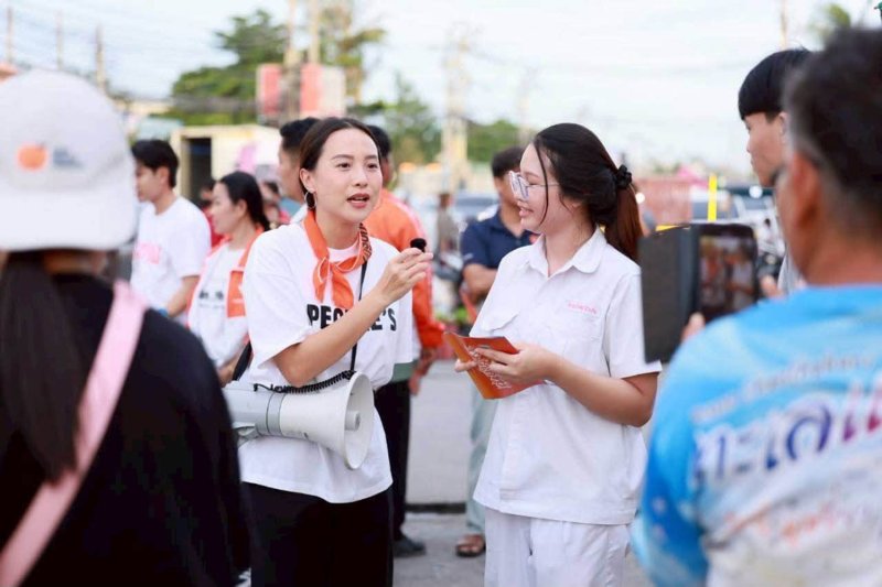 รัชนก ศรีนอก ส.ส. พรรคประชาชน และ ส.ส. ของพรรค รณรงค์เชิญชวนประชาชนร่วมลงคะแนนเสียงเลือกตั้งคณะกรรมการประกันสังคม ที่ตลาดไพศาลทรัพย์ กรุงเทพฯ เมื่อวันที่ 6 กรกฎาคม (ภาพ: เฟซบุ๊ก รชนก ศรีนอก)
