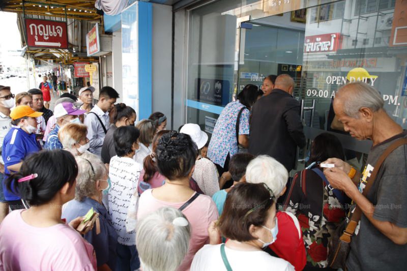 ฝูงชนรวมตัวกันที่หน้าธนาคารกรุงไทย สาขาตลาดบางใหญ่ จังหวัดนนทบุรี เมื่อวันที่ 4 มิถุนายน เพื่อขอความช่วยเหลือในการลงทะเบียนบัตรสวัสดิการแห่งรัฐรอบใหม่ (ภาพ: ภัทรพงศ์ ฉัตรภัทรศิลป์)