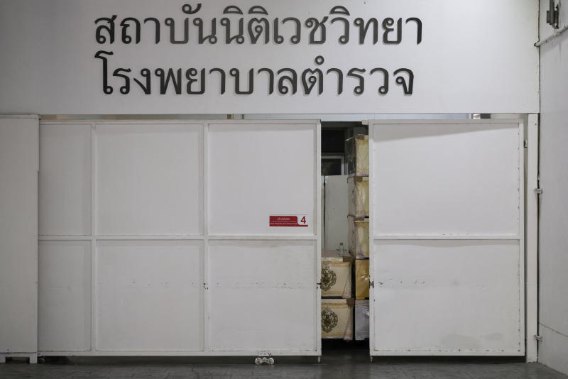 โลงศพวางอยู่หลังประตูที่ห้องเก็บศพโรงพยาบาลตำรวจ ภายหลังเหตุเพลิงไหม้ผับในกรุงเทพฯ ประเทศไทย เมื่อวันจันทร์ (ภาพ: Reuters)