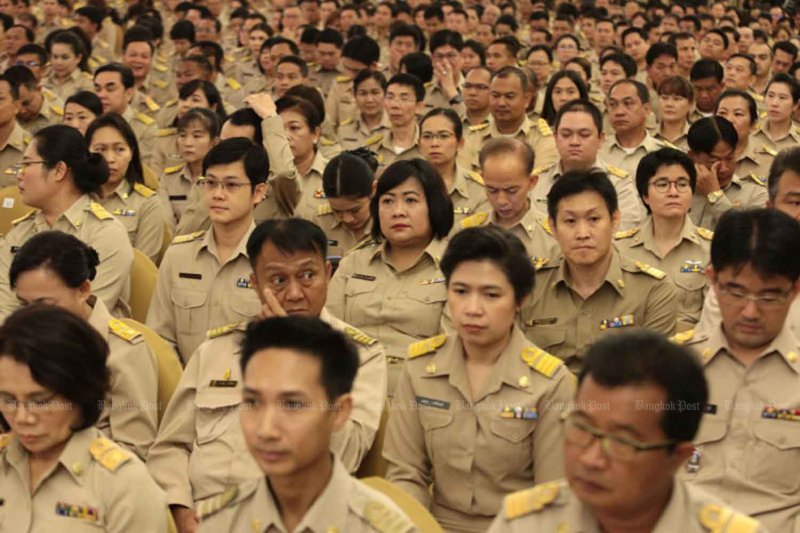 การรวมตัวของเจ้าหน้าที่รัฐที่ทำเนียบรัฐบาล เพื่อเฉลิมฉลองวันข้าราชการพลเรือน ภาพเก่า
