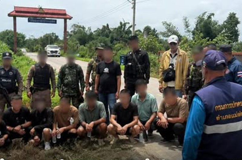 เจ้าหน้าที่จับกุมชาวจีน 12 คน ข้อหาลักลอบข้ามพรมแดนไทย-เมียนมาเข้าสู่อำเภอแม่สอด จังหวัดตาก (ภาพ: สถานีตำรวจภูธรแม่สอด)