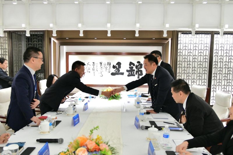 สร้างสัมพันธ์: นายกรัฐมนตรีอนุทิน ชาญวีรกูล พบปะผู้บริหารบริษัท Eoptolink Technology ที่ศูนย์ประชุมนานาชาติเทียนฝู่ เมืองเฉิงตู ประเทศจีน เมื่อวันเสาร์ ทำเนียบรัฐบาล