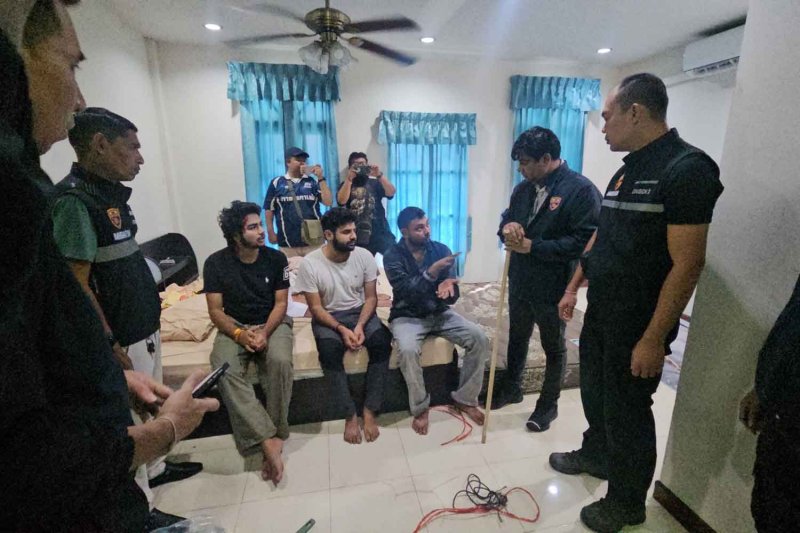 ตำรวจช่วยเหลือเหยื่อชาวอินเดีย 3 ราย ที่บ้านพักในพัทยา เมื่อวันจันทร์ที่ผ่านมา โดยหนึ่งในนั้นถูกฉีดพ่นสีแดงเพื่อให้ดูเหมือนมีเลือดออก