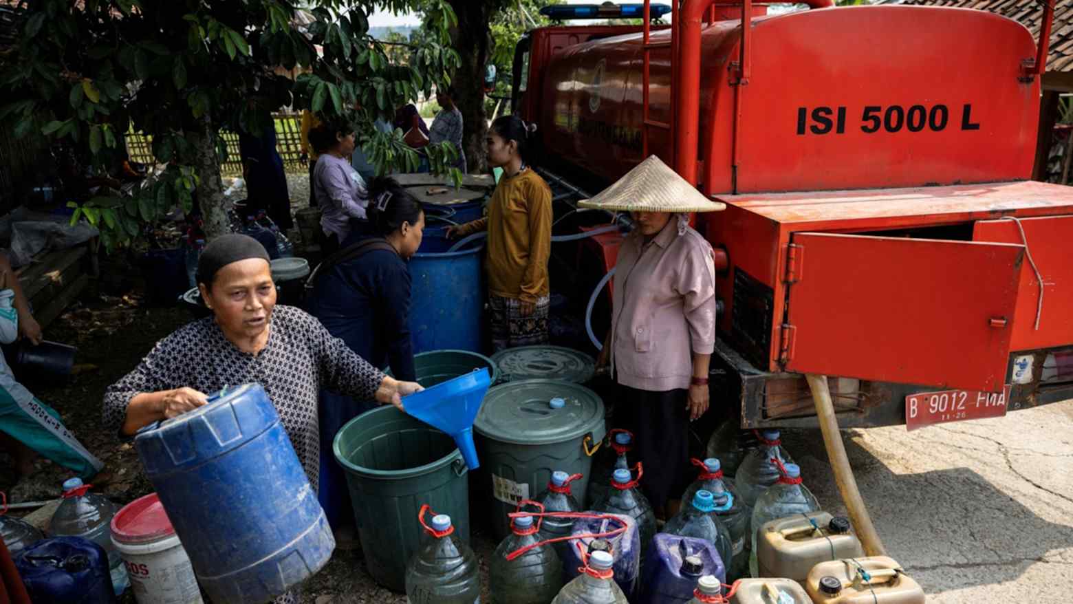 ชาวบ้านอินโดนีเซียรับแจกน้ำสะอาดบรรเทาภัยแล้งเมื่อเดือนกรกฎาคม