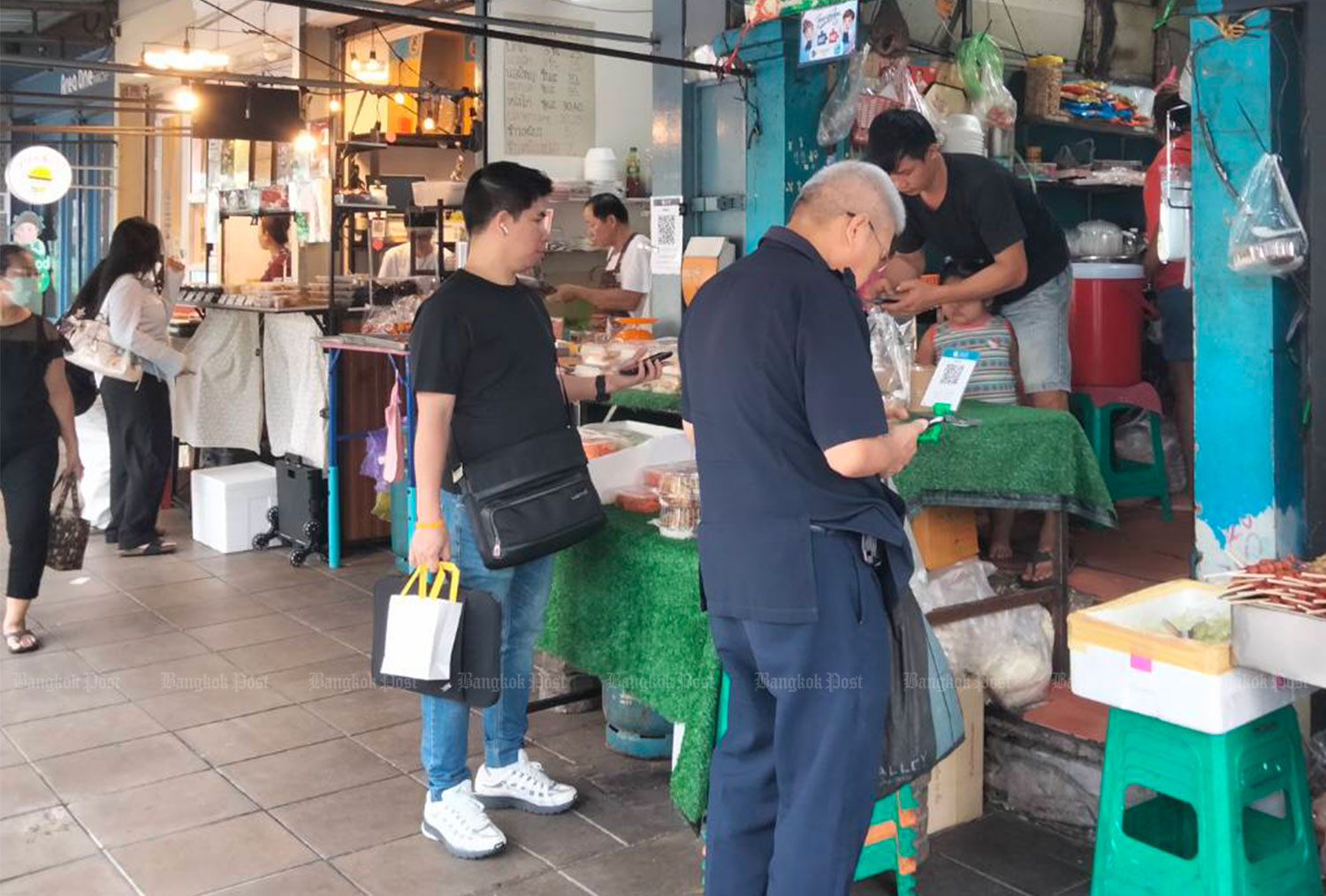 ประชาชนซื้ออาหารพร้อมทานจากแผงลอยในเขตสาทร กรุงเทพฯ เมื่อวันที่ 3 กรกฎาคม (ภาพ: นิตยา นาคะเย็บ)