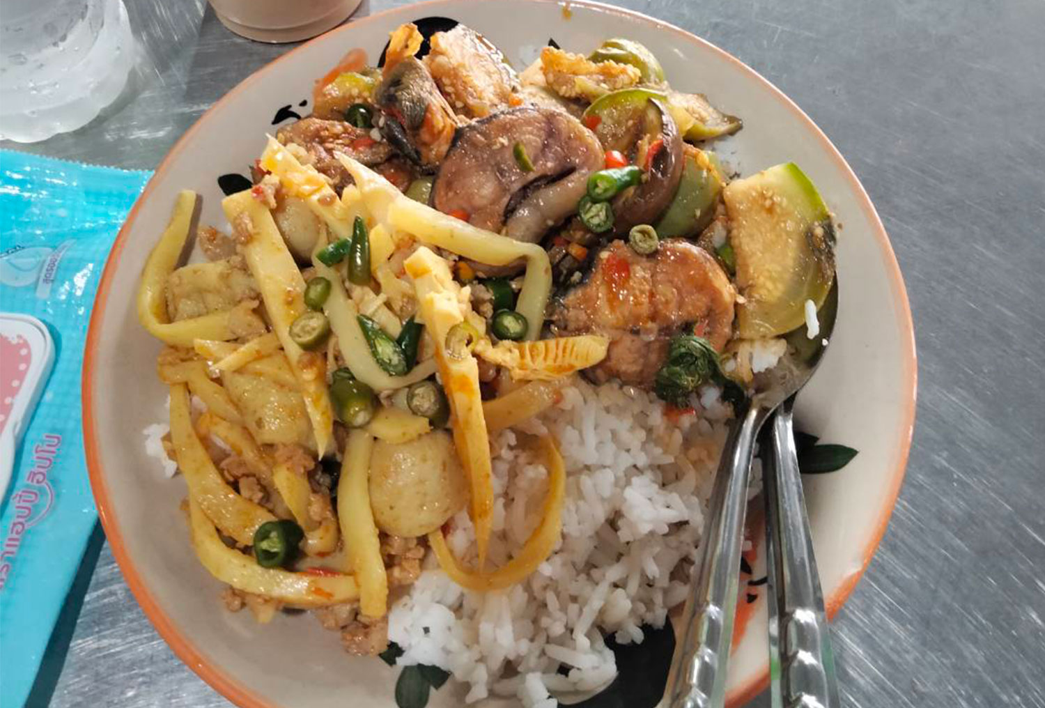 ข้าวราดสองกับราคา 35 บาท ที่ศูนย์อาหารตลาดจังมังคั่ง ในอำเภอพระสมุทรเจดีย์ จังหวัดสมุทรปราการ ใกล้กรุงเทพฯ (ภาพ: นิตยา นาคะเย็บ)
